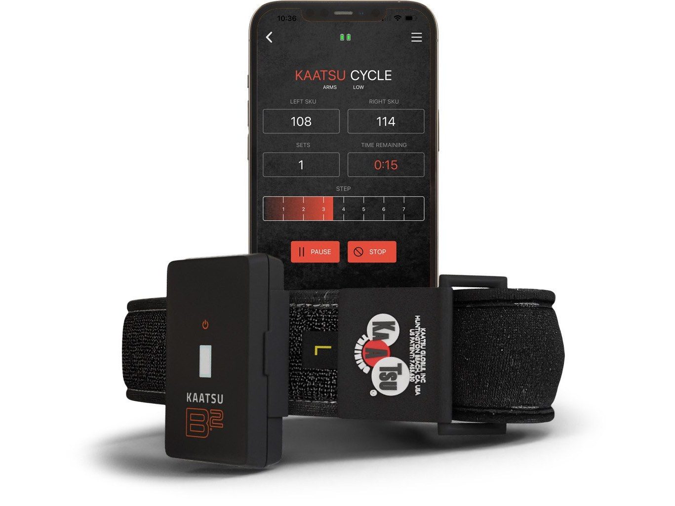 Ein KAATSU-Controller in einem Druckband, mit der geöffneten KAATSU-App auf einem Smartphone.